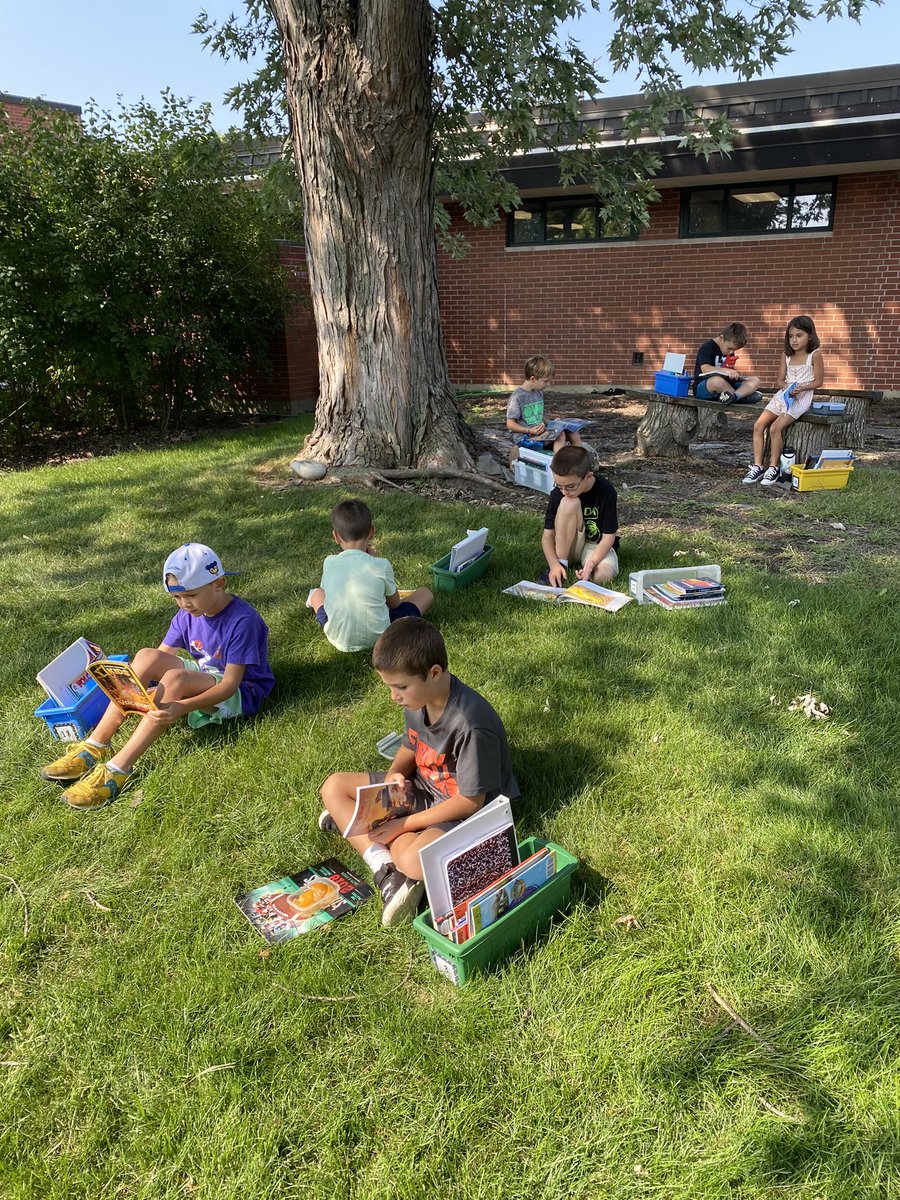 MsSMahal's tweet photo. The warm weather won’t be here to stay, so we have to soak it up while we can! These 2nd graders enjoyed reading in the courtyard today! https://t.co/0etRjN6DyA