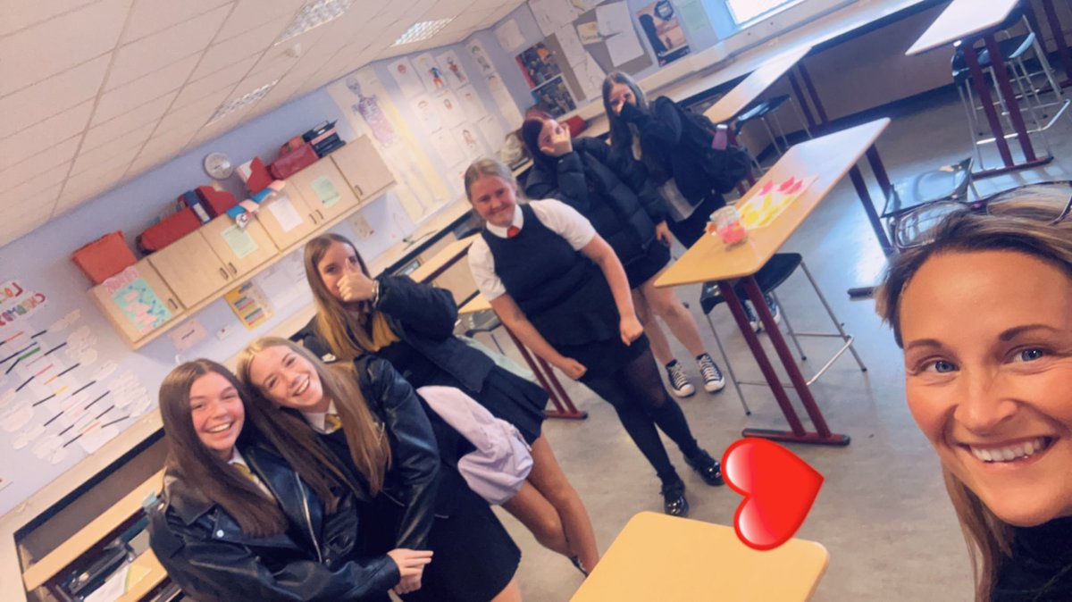 SarahJaneStark9's tweet photo. Was lovely to be back in @LochendHigh with the Nat 5 and FA child care groups today🧡looking forward to the year ahead. As always I like to add a little bit of positivity into the class & give the YP a voice too!! Loving their comments!! #LearnWithTigers #InspiringPotential https://t.co/JtGPwsPnqM