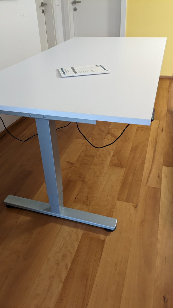 Braucht wer zufälligerweise einen coolen, großen elektrisch höhenverstellbaren Tisch?

 willhaben.at/iad/kaufen-und…