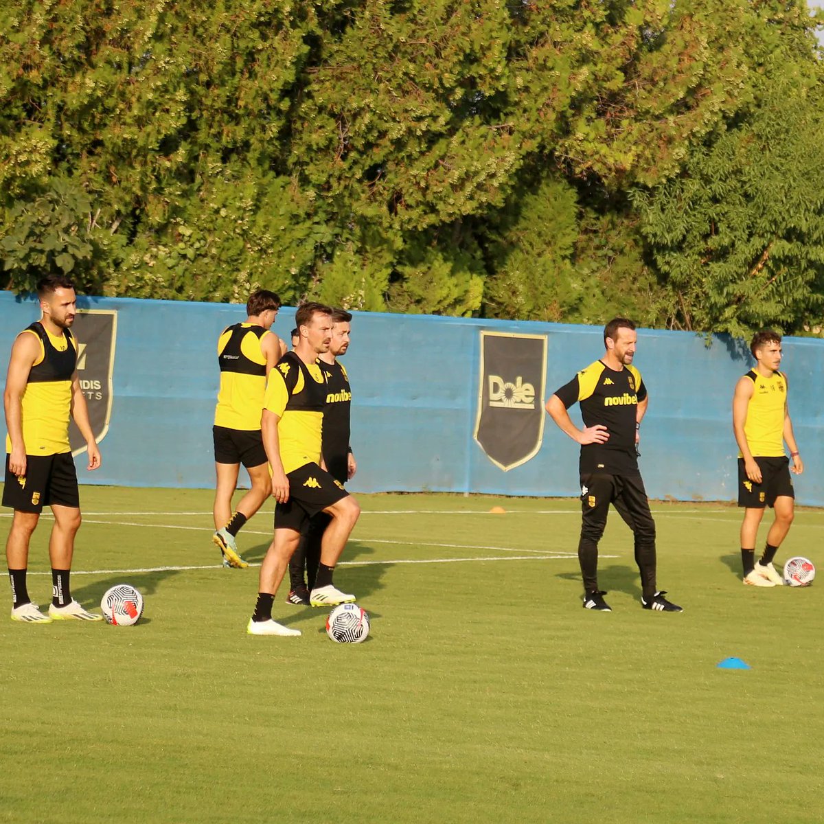 ARIS__FC's tweet photo. 📸: Η πρώτη προπόνηση του Απόστολου Μάντζιου και των συνεργατών του στο τεχνικό επιτελείο, καθώς και του Ruben Pardo⚽️🇪🇸 σήμερα το απόγευμα στις εγκαταστάσεις του Δασυγένειου Αθλητικού Κέντρου 

🟡⚫🟡

#ARISFC
#Mantzios
#coach
#RubenPardo
#training
#ARISFamily https://t.co/JpCtdyzqWF