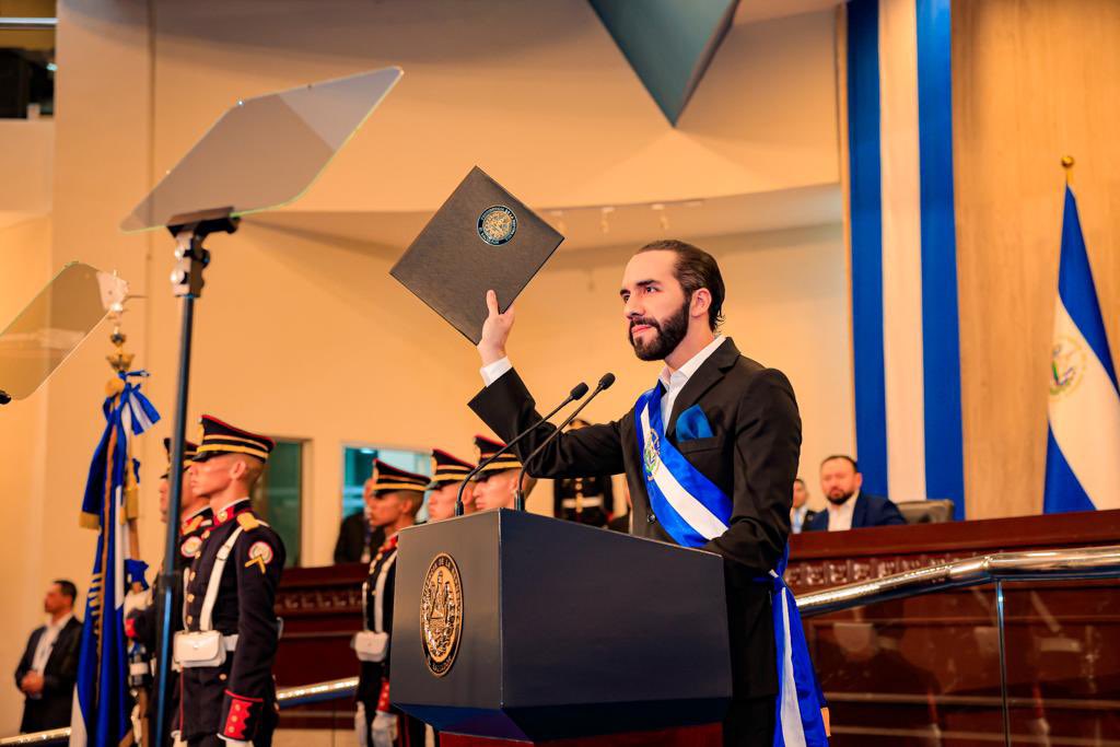 🇸🇻 | Nayib Bukele acaba de cerrar un trato para llevar oficinas de Google a El Salvador, creando miles de empleos en tecnología, colocando a su país en la vanguardia a nivel mundial.

Se ejecutarán en El Salvador proyectos tecnológicos educativos, de salud y gobernanza que serán