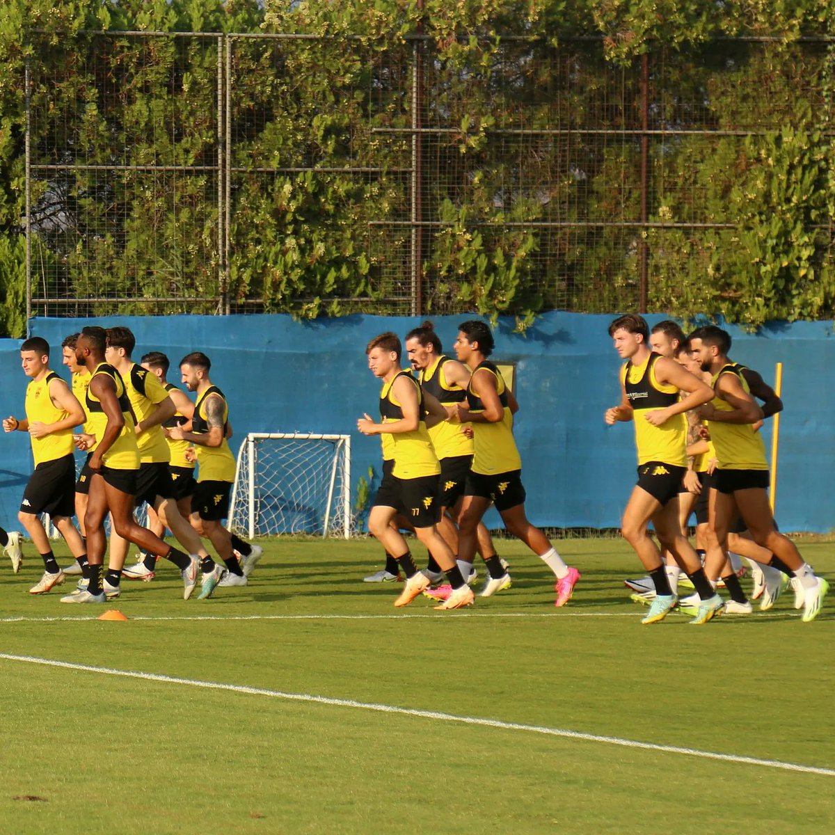 ARIS__FC's tweet photo. 📸: Η πρώτη προπόνηση του Απόστολου Μάντζιου και των συνεργατών του στο τεχνικό επιτελείο, καθώς και του Ruben Pardo⚽️🇪🇸 σήμερα το απόγευμα στις εγκαταστάσεις του Δασυγένειου Αθλητικού Κέντρου 

🟡⚫🟡

#ARISFC
#Mantzios
#coach
#RubenPardo
#training
#ARISFamily https://t.co/JpCtdyzqWF
