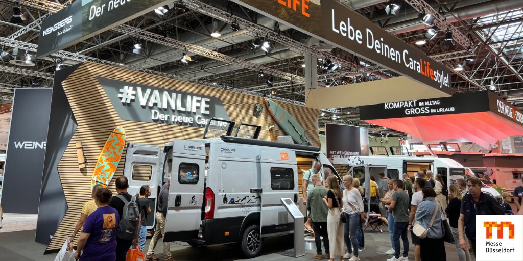 Tag 5 der Weltleitmesse für #mobilesReisen liegt hinter uns. Der #CARAVANSALON zeigt auch in diesem Jahr wieder all das, was das Camperinnen- und Camperherz begehrt. 💙 Ihr wollt selbst Teil des CARAVAN SALONS 2023 sein? Dann sichert euch jetzt noch Tickets im Ticketshop. 🎟️