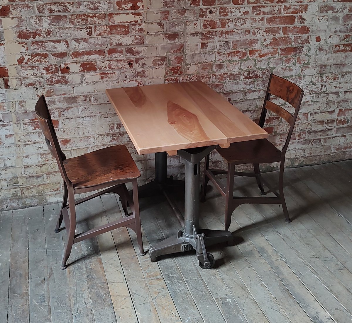 GetBackInc1's tweet image. Vintage Industrial Café Table / Bar Cart

getbackinc.com/product/vintag…

#cafetable #breakfasttable #barcart #rollingbarcart #tableandchairs #breakfastnook #castirontable