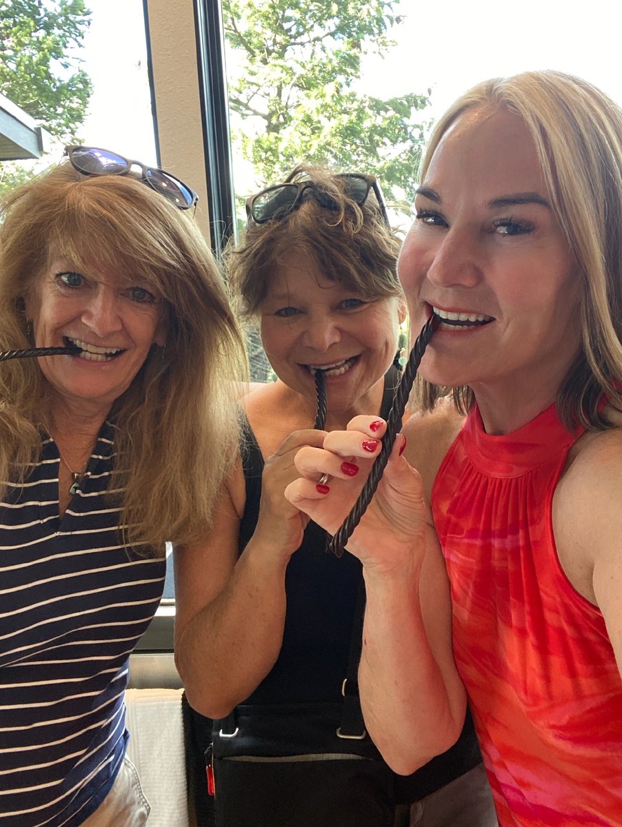 kellycmcdonald's tweet photo. When you feel like you’re the only person in the world who loves black, licorice, and you suddenly learn the two of your best friends love it too!!! (Jan Bollman and Janis Diamond) Are you Team RED or Team BLACK?
#WeAllHaveSomeThingInCommon. #CommonGround #RedOrBlack https://t.co/I22cbmoVTc
