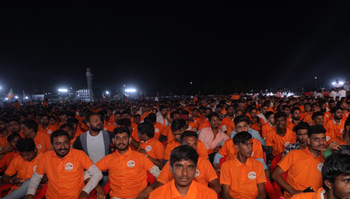 cpjoshiBJP's tweet photo. कार्यक्रम में माता-बहिनों से राखी बंधवा कर नव मतदाताओं को पहला मतदान राष्ट्र, भाजपा और प्रधानमंत्री श्री नरेंद्र मोदी जी के नाम देने का आह्वान किया और शहीदों की वीरांगनाओं, माता पिता का सम्मान कर चन्द्रयान 3 की लेंडिंग का रोचक प्रदर्शन भी किया गया। (2/2)
#NavMatdataSangam https://t.co/XS9mBfnHiE