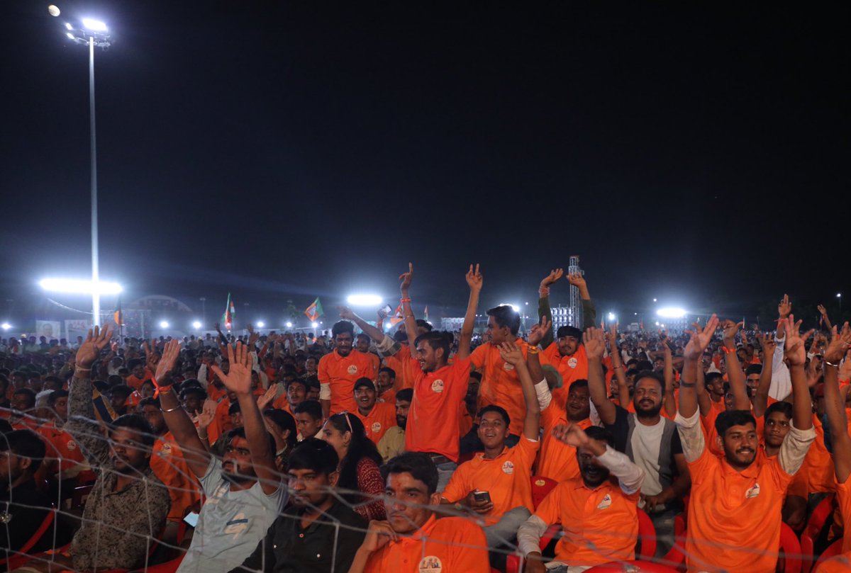 cpjoshiBJP's tweet photo. कार्यक्रम में माता-बहिनों से राखी बंधवा कर नव मतदाताओं को पहला मतदान राष्ट्र, भाजपा और प्रधानमंत्री श्री नरेंद्र मोदी जी के नाम देने का आह्वान किया और शहीदों की वीरांगनाओं, माता पिता का सम्मान कर चन्द्रयान 3 की लेंडिंग का रोचक प्रदर्शन भी किया गया। (2/2)
#NavMatdataSangam https://t.co/XS9mBfnHiE