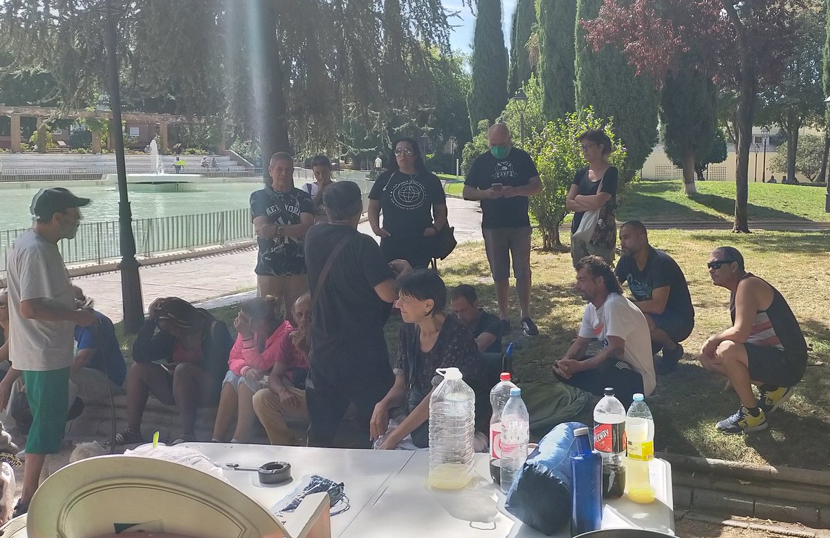 StopDesMostoles's tweet photo. #CampamentoDignidad  Día 11.- HOY reunión por fin con @AytoMostoles tras mes y medio del desahucio. 
Se comprometen a buscar soluciones de vivienda viables para las familias a partir del jueves #31A y que cesará el acoso policial. 
Esperamos que se cumpla https://t.co/mHe6zU5FHJ