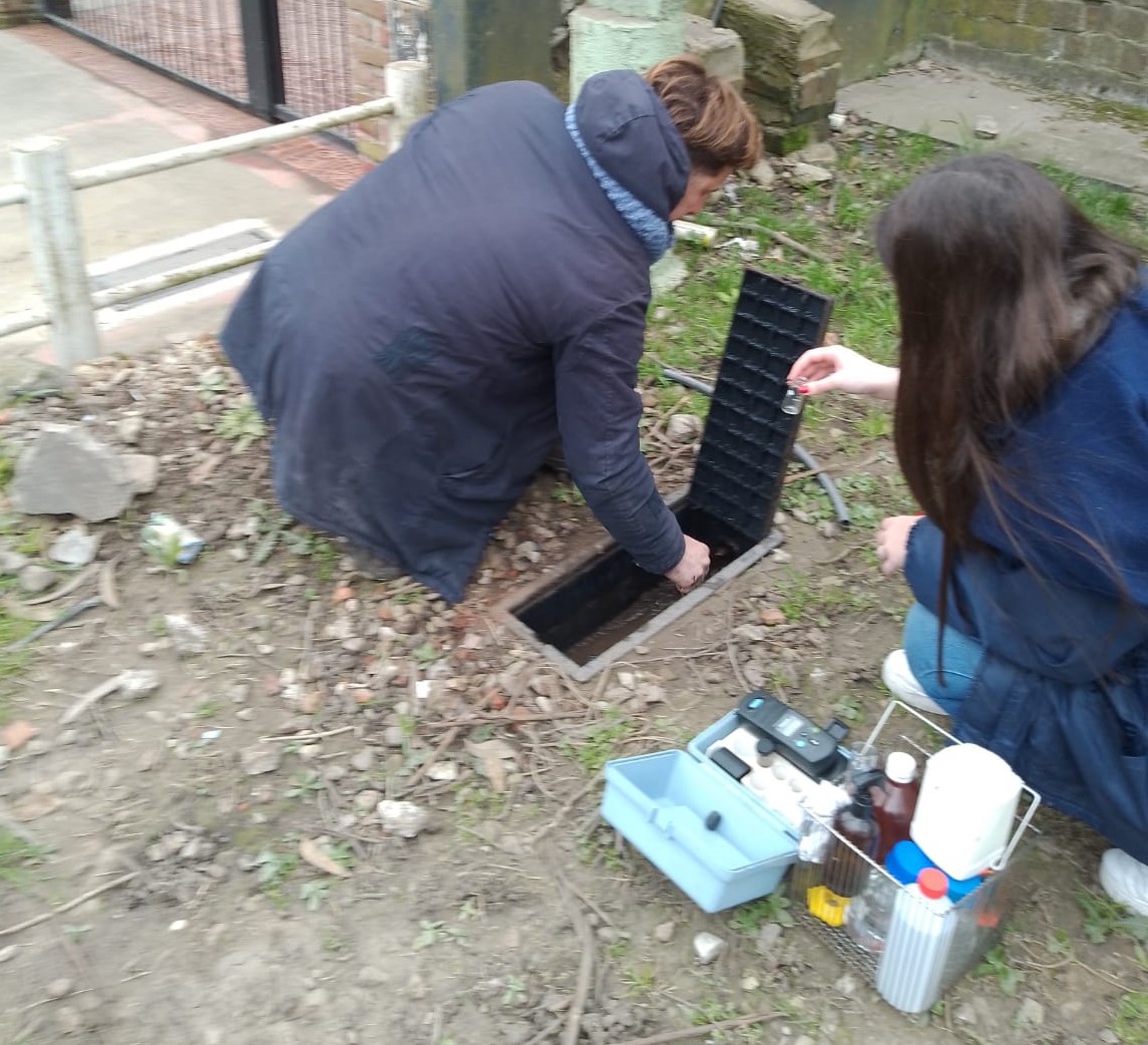 PRENSAOSSE's tweet photo. 🔵  Seguimos priorizando la ampliación de servicios para sumar a más vecinos a las prestaciones.
✅  #Hoy, en #LasDalias, intervenciones y monitoreos  finales para la próxima habilitación de la obra  (Malla 3 y Malla 1 / Parcial) por la red de agua en el barrio.
#SomosOSSE https://t.co/4dxZYm5o3i