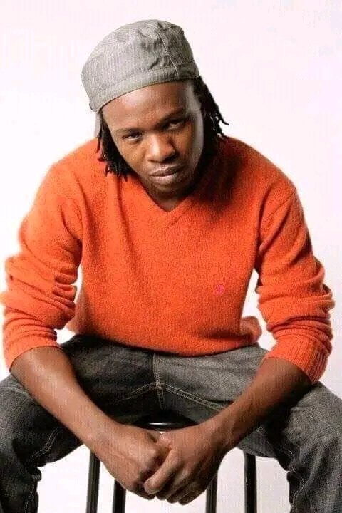 KeSelloSenyolo's tweet photo. The late music maestro Jackie Letlhake aka Bojo Mujo was born in Bela Bela Phagameng location in limpopo he is the founder of music stable Bojolution he produced artists such Tekay & Maeli,Mjava and many more #RIPBojoMujo
Bra Kop Mome #SenzoMeyiwaTrial https://t.co/GAvufDnTLJ