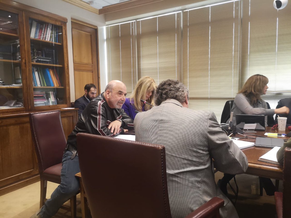 anffos's tweet photo. Día versátil en nuestra 4ta semana d Paro en Fosis. Mientras algunos dirigentes exponemos nuestras exigencias de mejoramiento condiciones laborales en subcomision mixta del Congreso; asociados/a de Fosis RM irrumpen nuevamente en el ministerio Desarrollo @javieratoroc @anefchile https://t.co/CaQ1e33lud