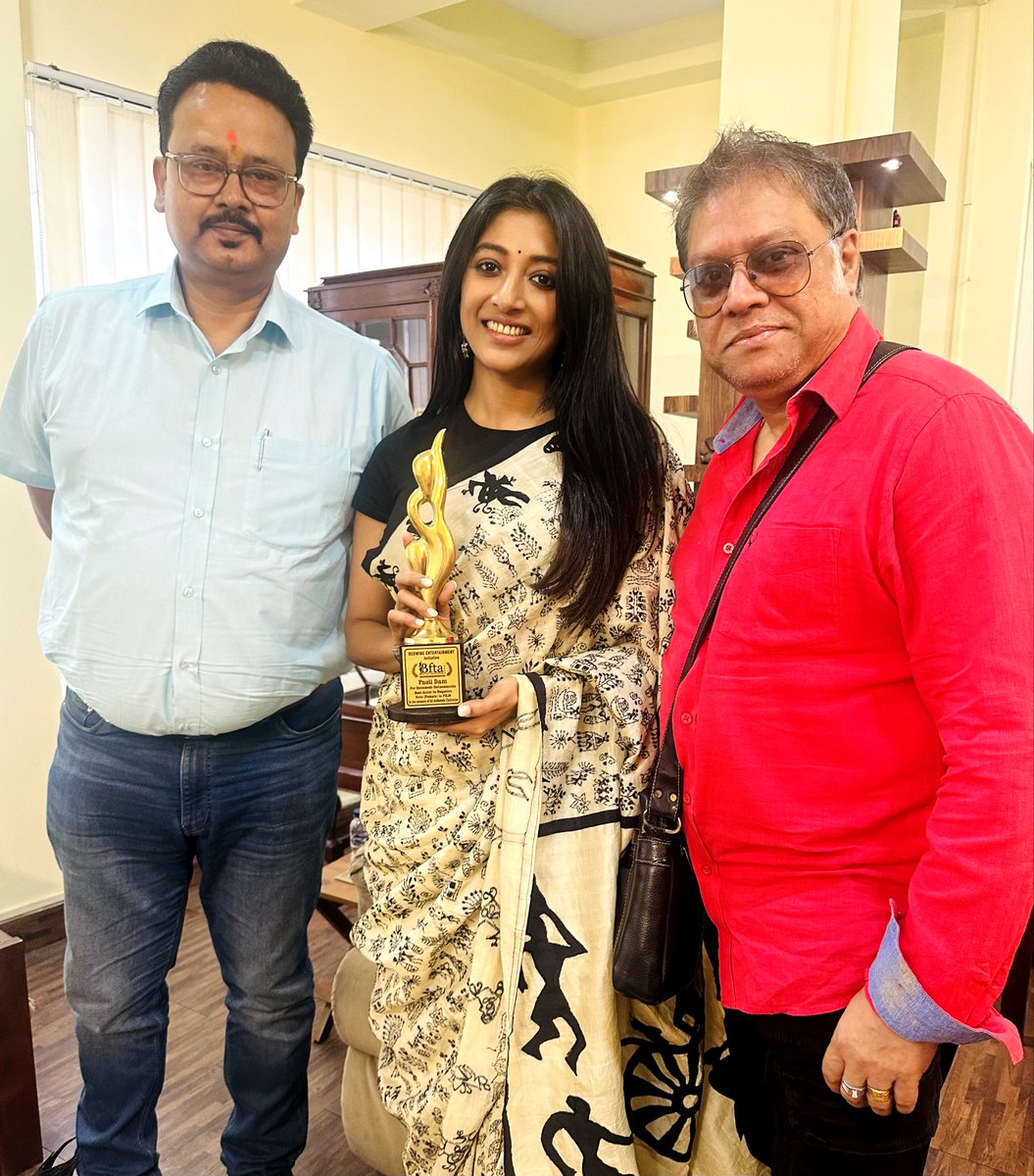 Absolutely thrilled to receive the prestigious BFTA award for Best Female Actor in a Negative Role for Byomkesh Hatyamancha. This wouldn't be possible without the support of my producers @SVFsocial #cameliaproduction, director @silarindam da and ofcourse my incredible team.