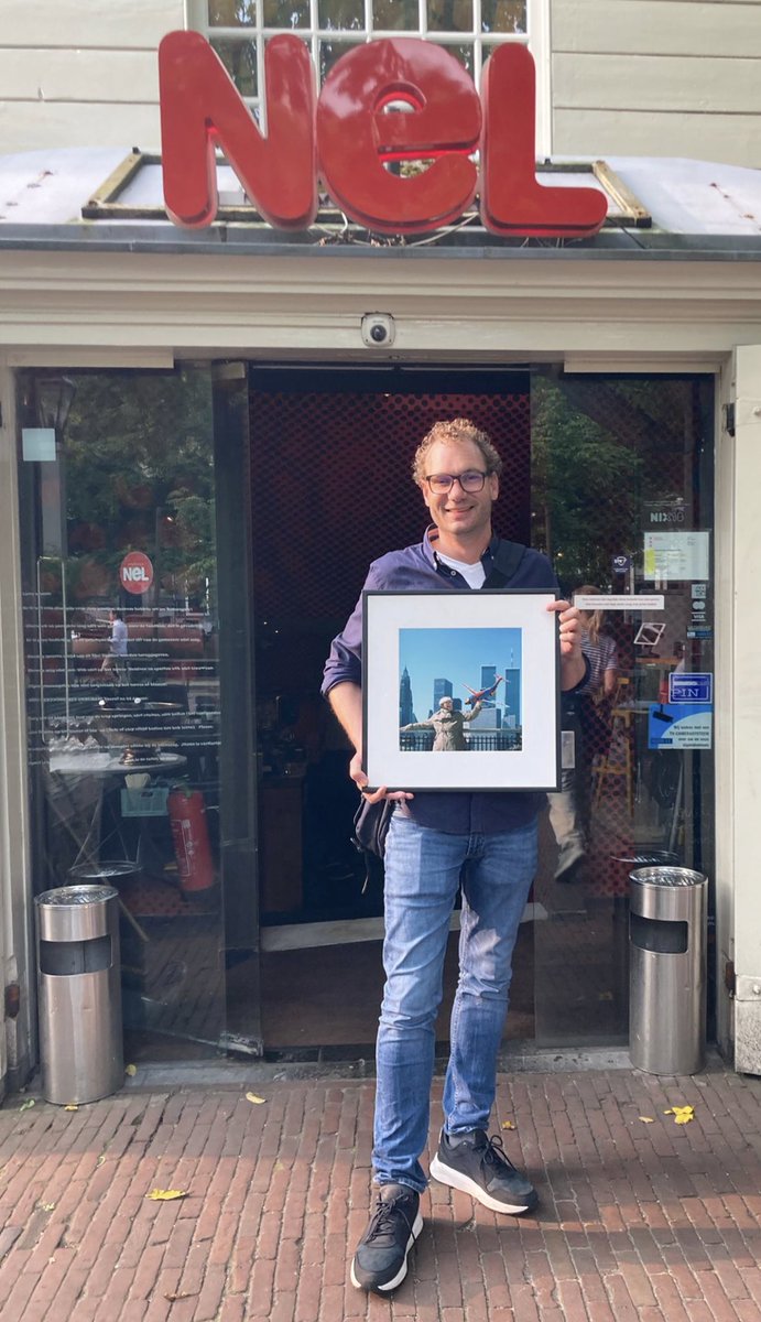 Jordisoeters's tweet photo. Foto hieronder 👇veiling gewonnen 🥳
Thijs, een van de eigenaren van brasserie Nel op het Amstelveld in Amsterdam met in z’n handen de foto van Nico Koster .
370 euro gaat in de pot voor de foundation van @margotjanse 
Thijs, hartelijk dank en geef de foto een mooie plek.👊😍 https://t.co/n8RwtbbeMG