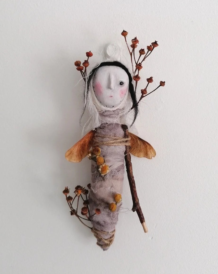 Canarylittle's tweet photo. Just finished this beauty 🖤
She is handmade from air drying clay, textiles and natural elements.

https://t.co/ws2SBvZDfQ

#mhhsbd #CraftBizParty https://t.co/Q8cra8H1pF