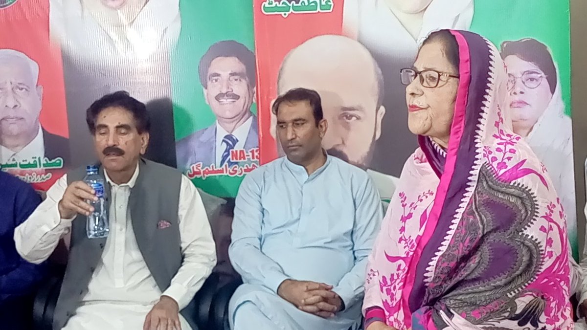 Shahidsherazi15's tweet photo. @BBhuttoZardari
@ChAslamGillPPP
مہنگائی کےخلاف احتجاجی ریلی کے سلسلے میں 
 پیپلز پارٹی
 لاہور کے صدر چوہدری 
اسلم گل اپنے خیالات کا اظہار کر رہے ہیں 
صدرڈسٹرکٹ 3  چوہدری عاطف رفیق نے
 ہنگامی اجلاس طلب جس میں
 ڈسٹرکٹ کے جنرل سیکرٹری 
زونوں کے صدور 
شعبہ خواتین 
 نے شرکت کی https://t.co/JplXqxSb8z