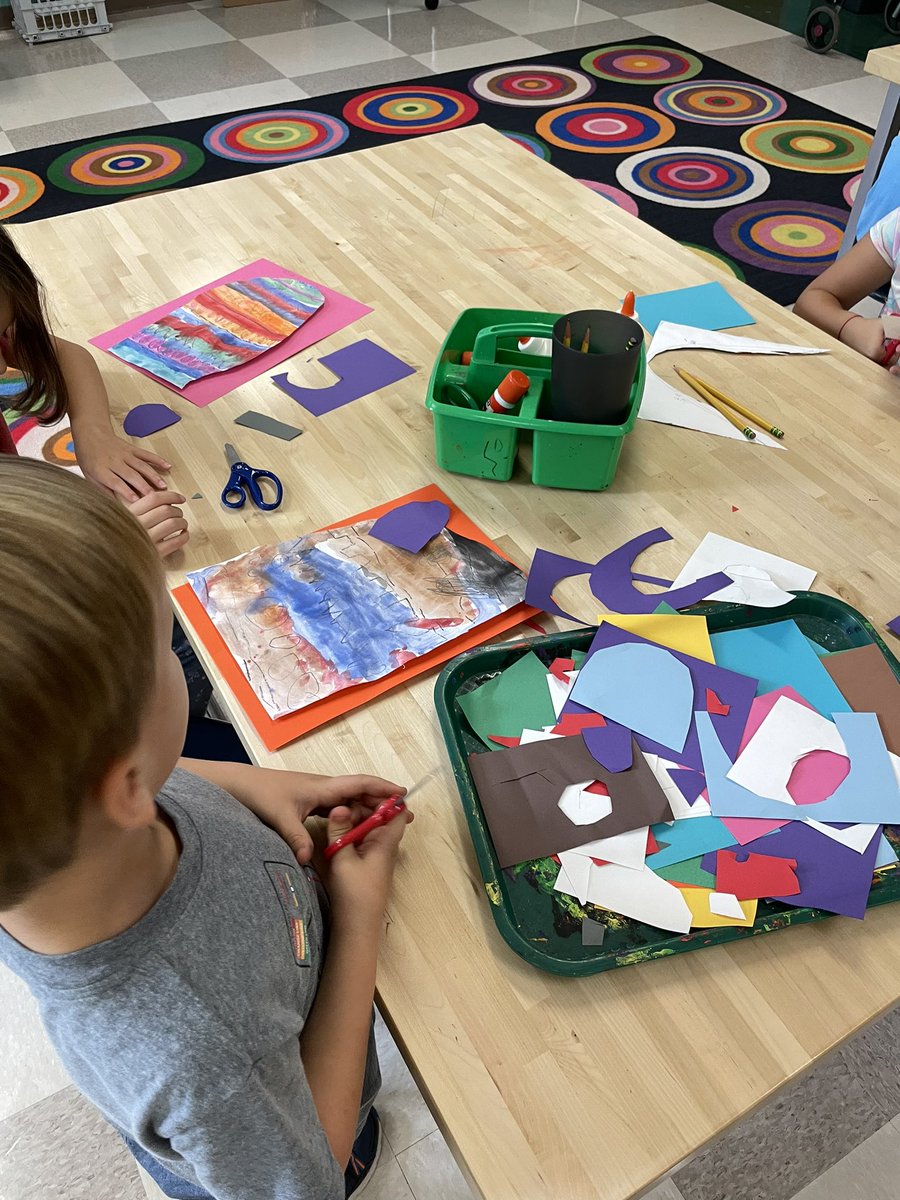 AhYoungah76's tweet photo. VHE kindergarteners showing out with these cool line monsters! @owlthingsart @TerryHarness @msbringslid @APS_VHE @apsupdate @MsCorreaATL https://t.co/SO23p184bP