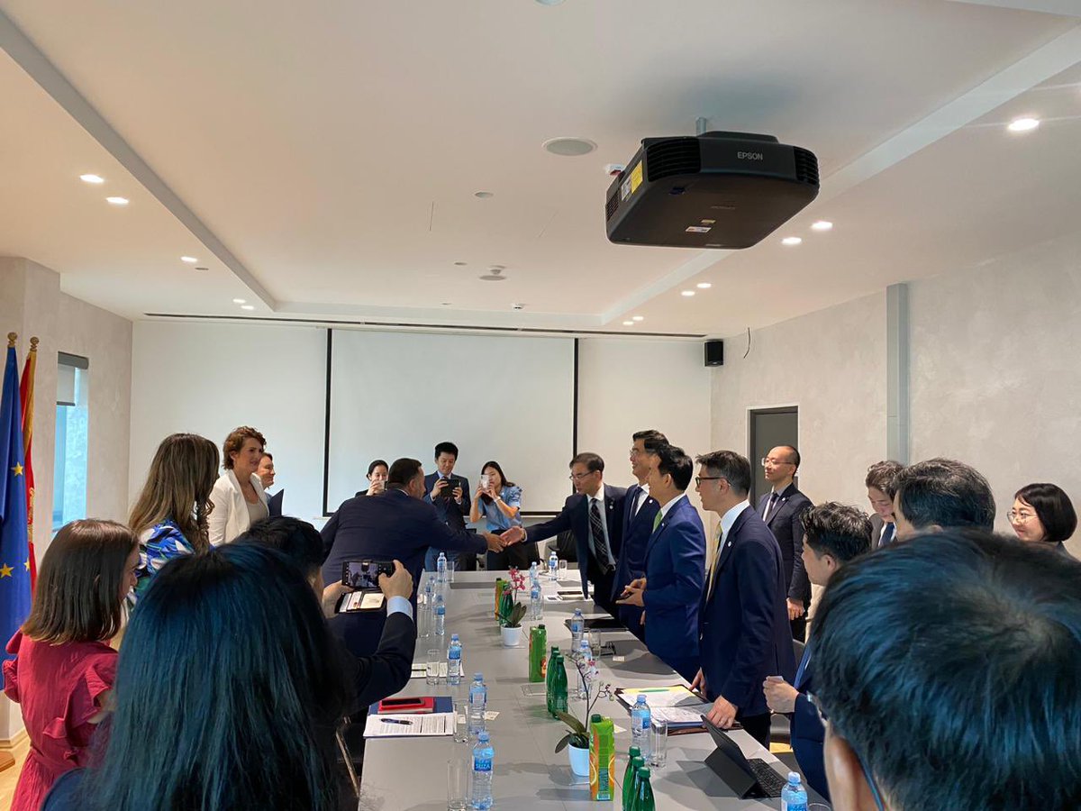 🤝 Ministar Đurović i saradnici susreli su se sa specijalnim izaslanikom Republike Koreje, g. Sung Min Jangom i delegacijom. Razgovarali su o potencijalnoj saradnji u turizmu, obnovljivoj energiji i saobraćaju. Interesovanje za buduća partnerstva je izraženo. 🚀 #diplomatija 🇰🇷