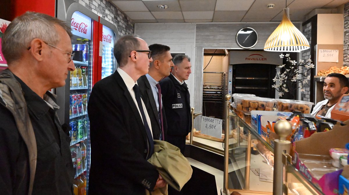 Prefet38's tweet photo. Louis Laugier @prefet38 échange avec riverains et commerçants place Saint-Bruno de #Grenoble en compagnie du procureur adjoint François Touret-de-Courcy et de l'adjoint au maire Pierre Mériaux, lors d'une opération de sécurisation du quartier.
#Proximité &amp; #sécurité dans la durée https://t.co/7ayVp14E06