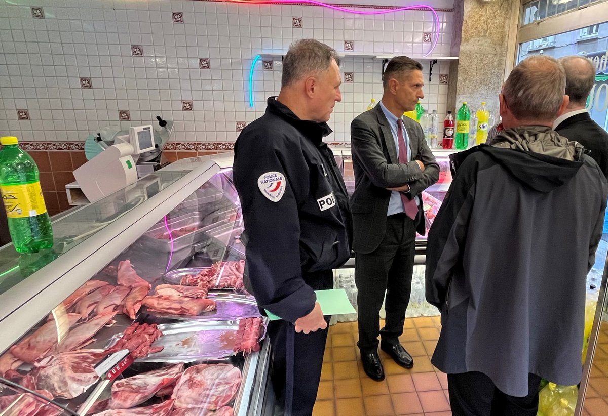 Prefet38's tweet photo. Louis Laugier @prefet38 échange avec riverains et commerçants place Saint-Bruno de #Grenoble en compagnie du procureur adjoint François Touret-de-Courcy et de l'adjoint au maire Pierre Mériaux, lors d'une opération de sécurisation du quartier.
#Proximité &amp; #sécurité dans la durée https://t.co/7ayVp14E06