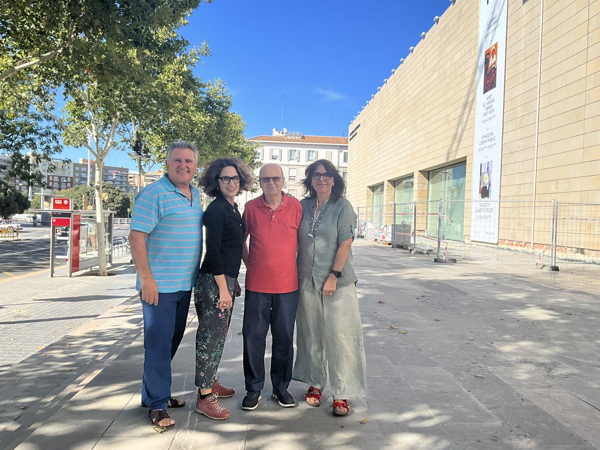 Encuentro fructífero con @AdrianaOzoresCF #lauraduhalde para hablar de la demanda social de otras formas de hacer teatro para dar voz a diferentes colectivos y visibilizar nuevas sensibilidades
@tomasmotosteruel <a href="/antoninavarro/">Antoni Navarro 🍏📚</a>
#teatroaplicado
#teatrocompromiso
#teatroparaelcambio