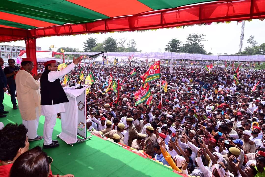 aneesrajasp's tweet image. #जनसैलाब...
आज घोसी उपचुनाव में जनाब राष्ट्रीय अध्यक्ष मा. @yadavakhilesh जी के इस्तकबाल के लिए उमड़ा #जनसैलाब बता रहा है की #घोसी की आवाम इतिहास रचने जा रही है इस बार बदलाव तय है.
घोसी की आवाम का तहे दिल से शुक्रिया आभार।
@samajwadiparty