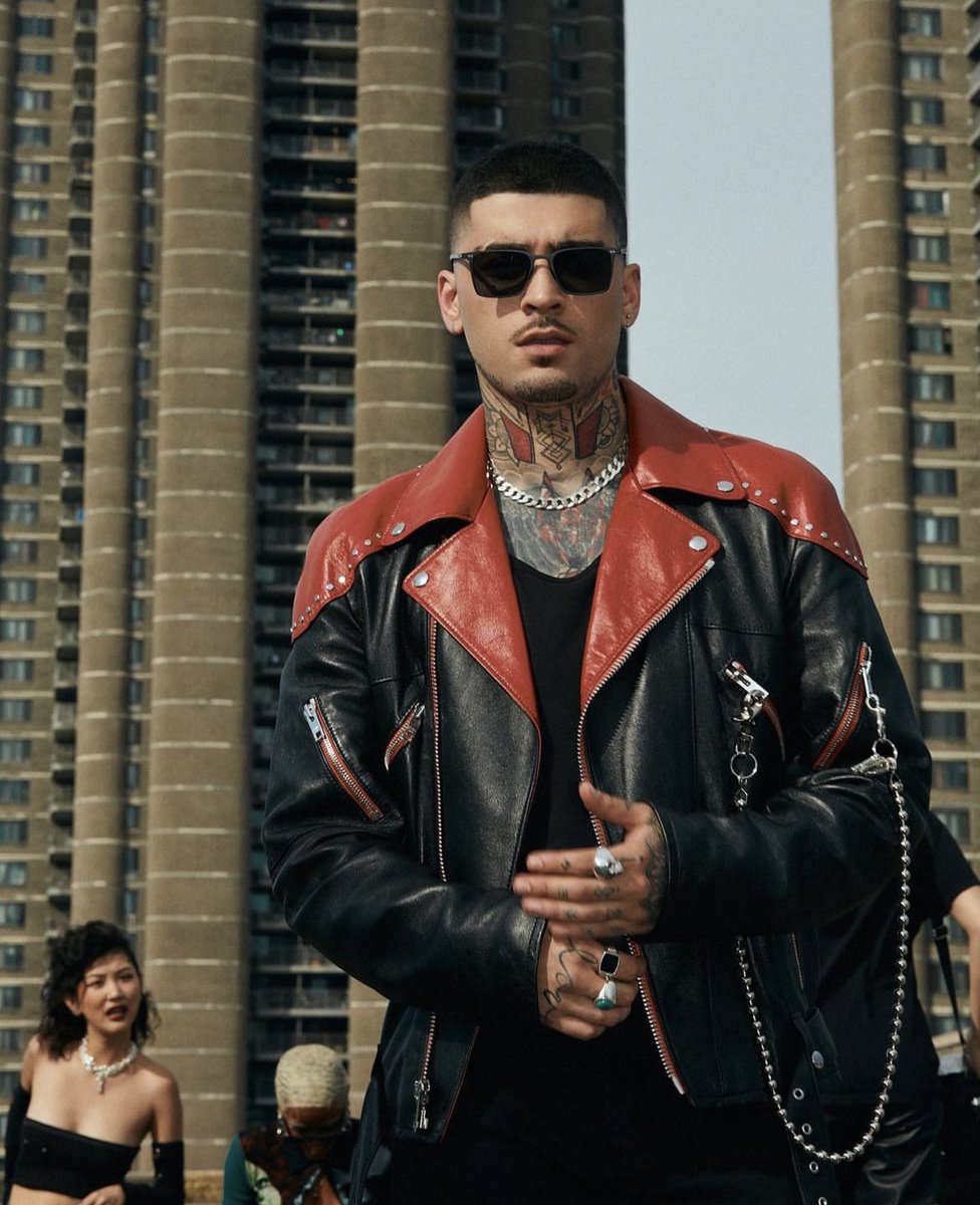 ZaynSourceFR's tweet photo. 📸 | Zayn sur le tournage de Love Like This. https://t.co/n7IdlNXbSy