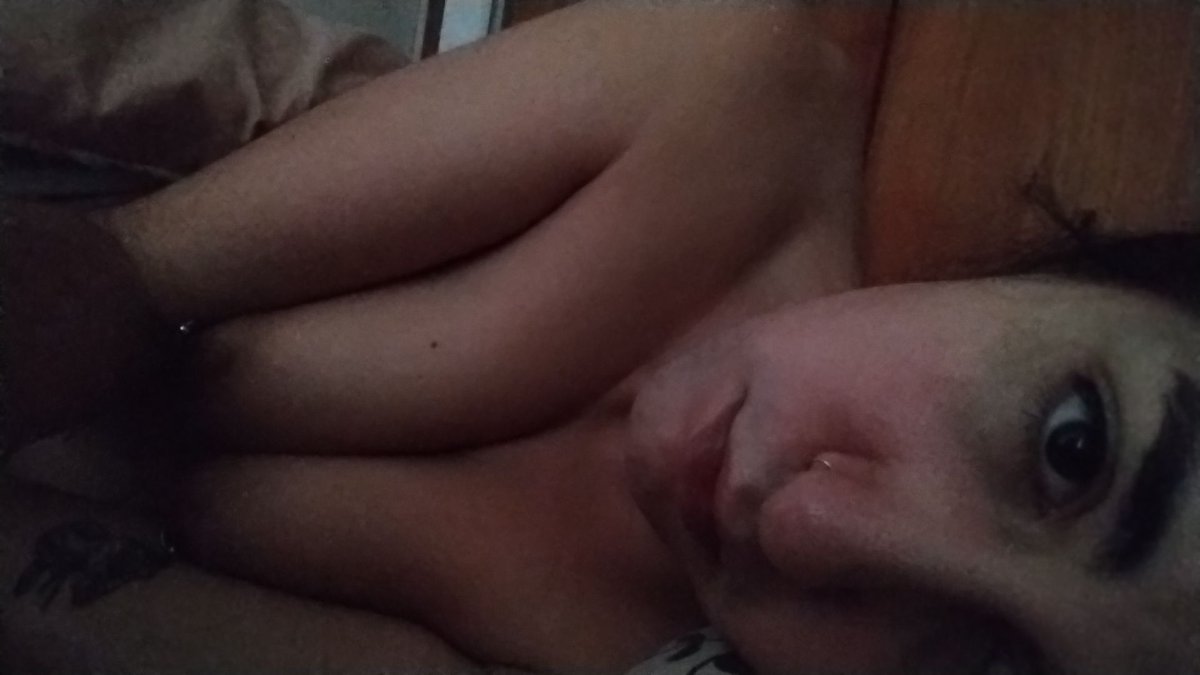 AvidaTv's tweet photo. Así me levanté hoy, con ganas de una rica chupada de tetas 👅🥵 https://t.co/JWhDzZtXRA