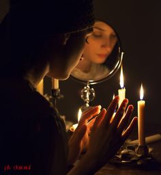 Patty_PWriter's tweet photo. Susan permanecía sentada en el sofá del salón, apenas iluminada por unas velas. Él la sonrió, estaba preciosa con aquella luz íntima que bailaba bajo su cara. Frase de mi #novela. #ECDLT https://t.co/dtUwv8Qjo8