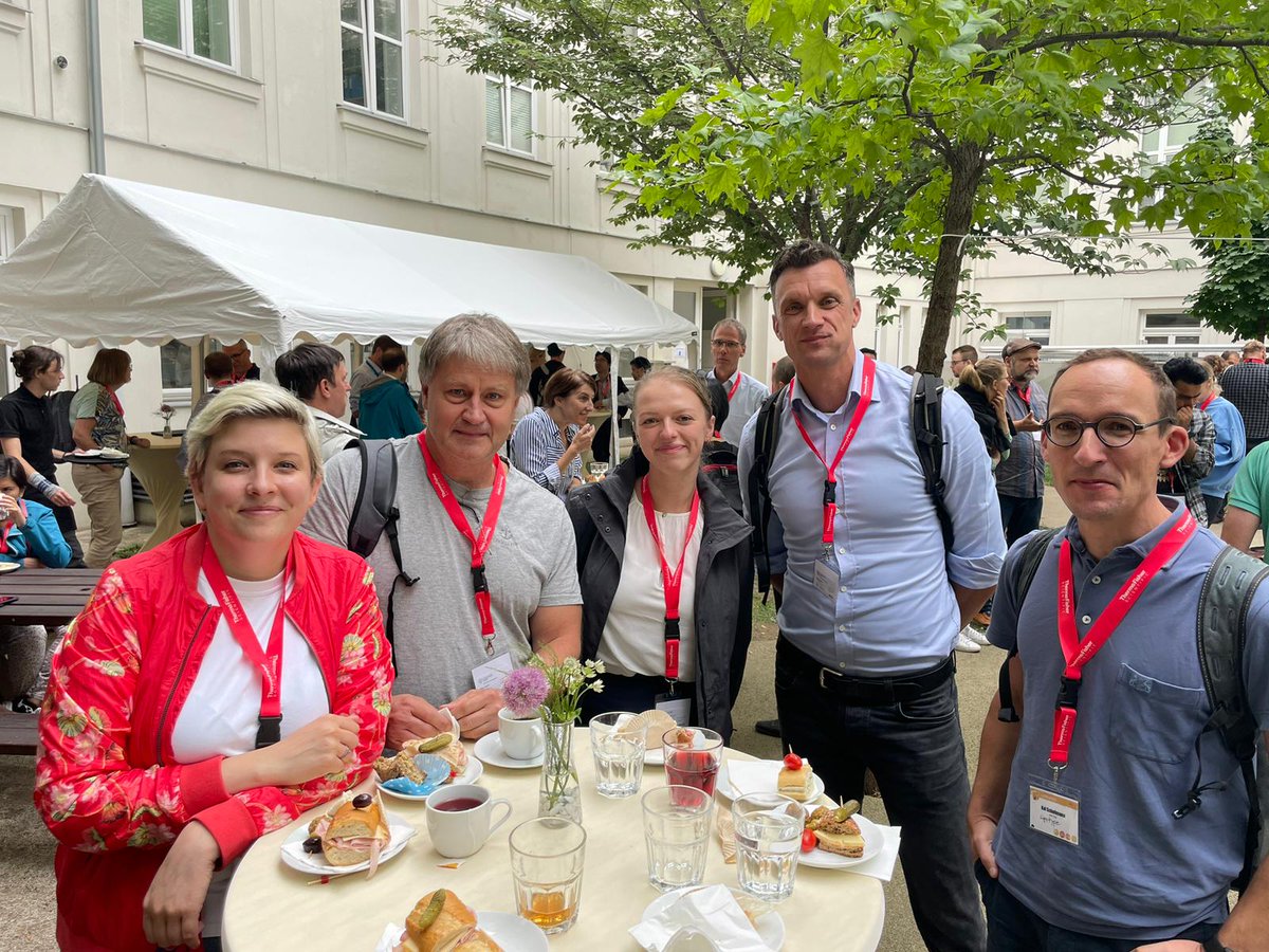 🎀Shiny Red! Lunch break at 8th #Lipidomics Forum Wien with Dresdner team. Love this vibrant ambience and these shiny red conference badges🙂!
#teammasspec @___iLS____ @LipidomicsForum @Lipotype_Global