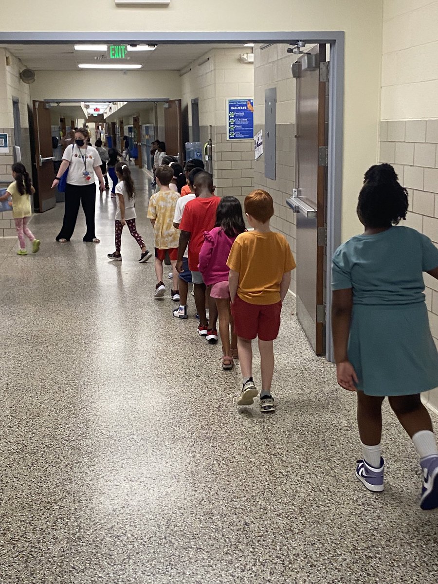elemshenanigans's tweet photo. Okay 2nd grade! ๐ I see you being role models @ReisterstownES You weโre definitely showing off your PAWS today when transitioning in the hallway!! ๐๐ #RESconnected @cbrinkleybcps @stevens_kaia https://t.co/DxYpNbTz7t