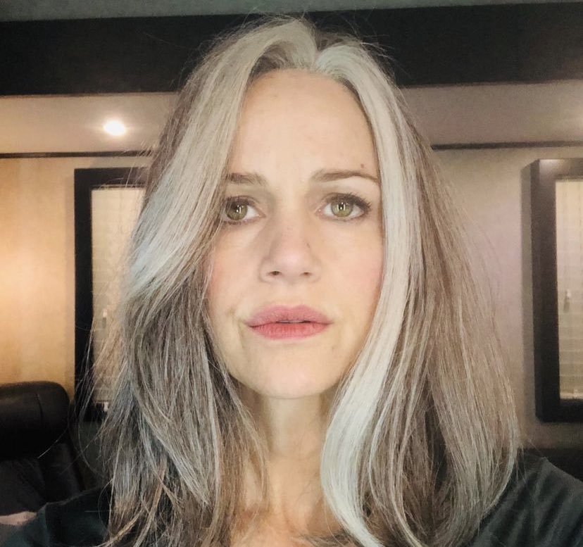 sapcdamie's tweet photo. ela foi tão diva fazendo essas fotos de hill house e bly manor, MÃE! https://t.co/Z3qLjTK3Sq