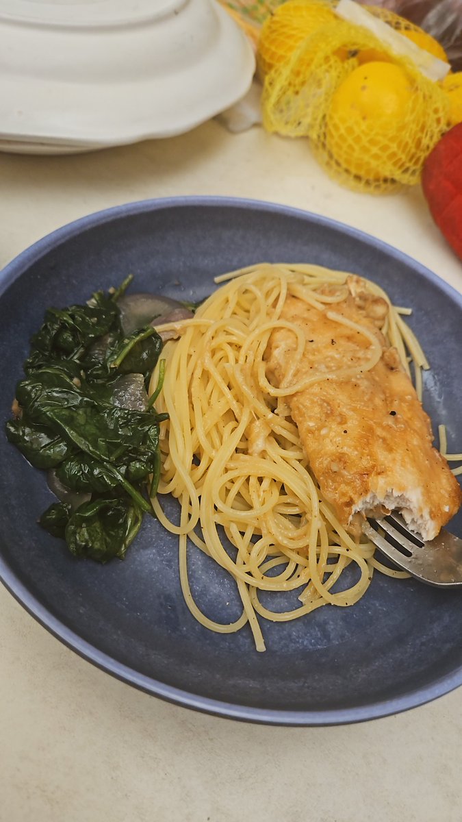 wickysir's tweet photo. #foodchronicles garlic onion spinach with garlic pepper noods and pepper gruyere glazed chicken breasts 😬 https://t.co/3z2gYWTlL7