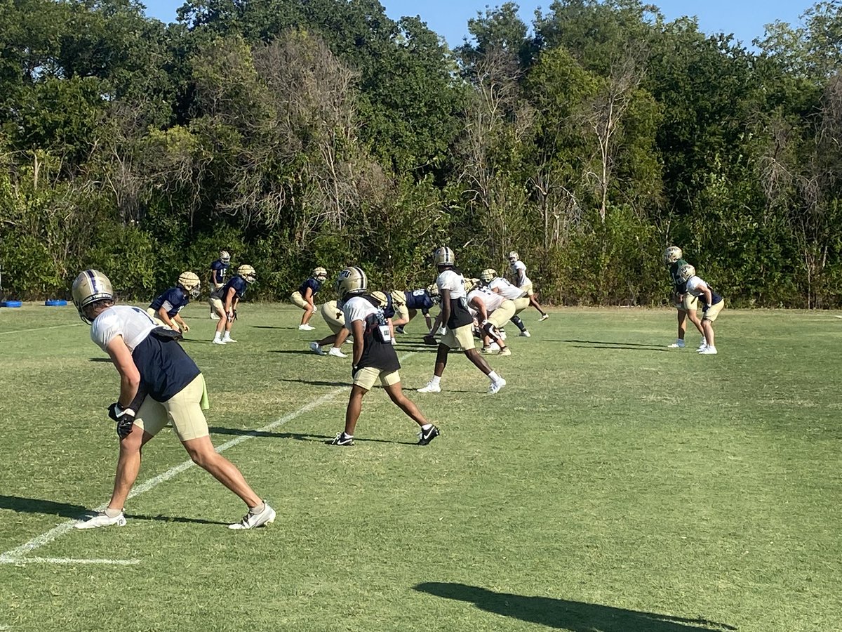 hputxfootball's tweet photo. Yellow Jackets getting ready for Saturday! #stingem https://t.co/uT53ImmV0M