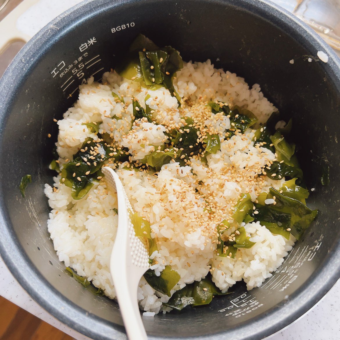 emiry_oinari's tweet image. 小学校の給食のわかめごはんが大好きで再現版作った🍙

姪っ子「うちの学校のやつより美味い」って3つ完食。冷蔵庫で2〜3日、冷凍庫で2週間くらいもつから多めに作って保存しておけばいつでも『あの頃の懐かしのわかめご飯』が食べれる👩🏻‍🍳