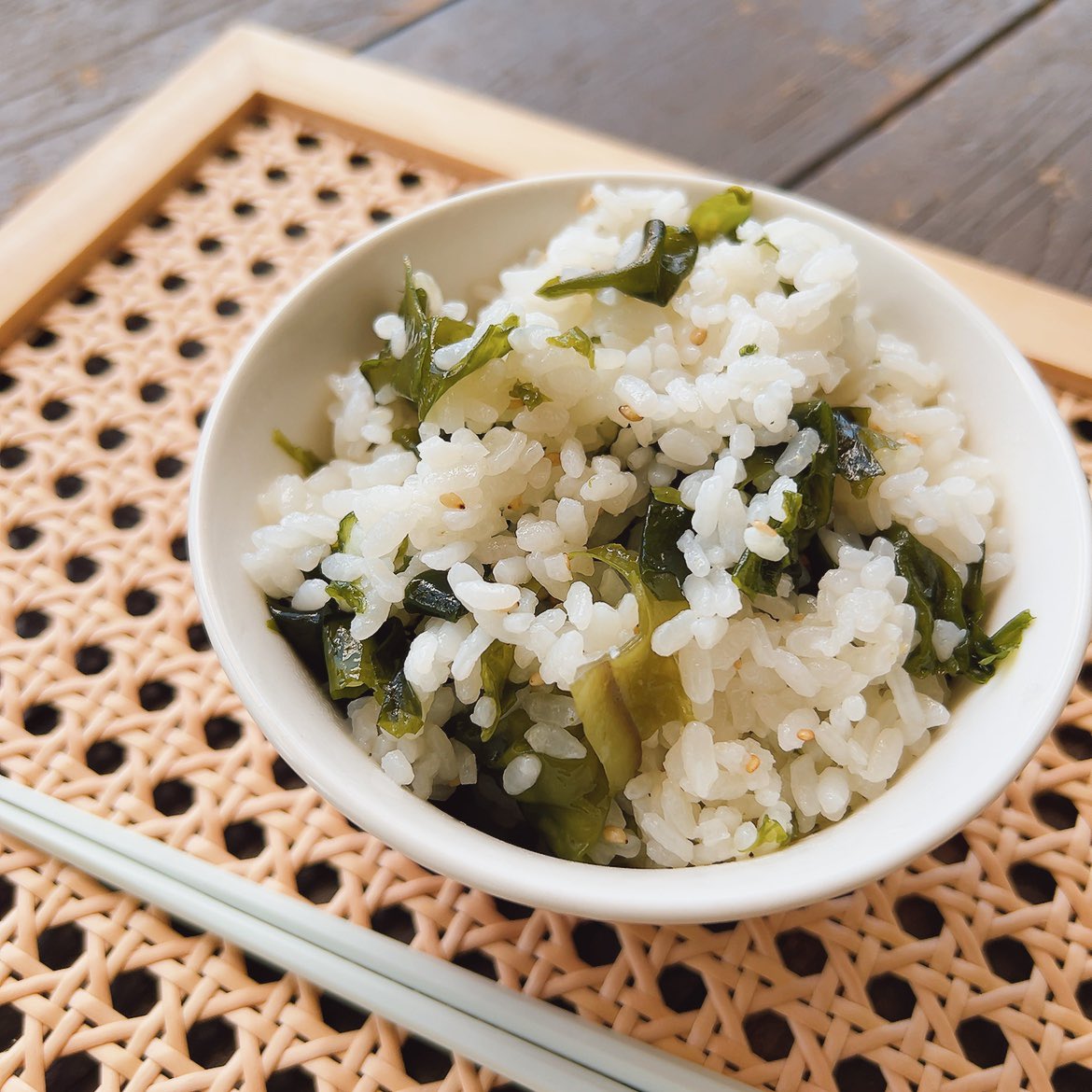 emiry_oinari's tweet image. 小学校の給食のわかめごはんが大好きで再現版作った🍙

姪っ子「うちの学校のやつより美味い」って3つ完食。冷蔵庫で2〜3日、冷凍庫で2週間くらいもつから多めに作って保存しておけばいつでも『あの頃の懐かしのわかめご飯』が食べれる👩🏻‍🍳