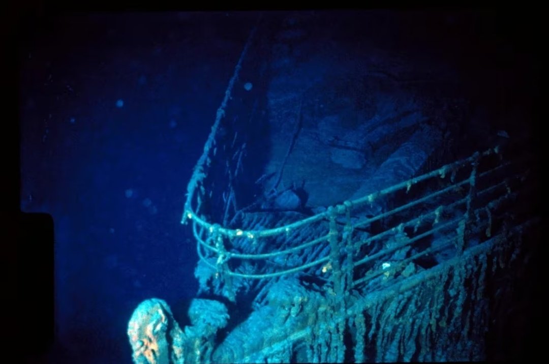 AlertaMundoNews's tweet photo. Dos meses después de que el sumergible Titán implosionara cerca del transatlántico hundido, matando a cinco personas, una empresa organiza una expedición a los restos del Titanic pero hay resistencia de las autoridades.

El gobierno de Estados Unidos está tratando de detener una expedición planeada para recuperar elementos de interés histórico del Titanic hundido, citando una ley federal y un acuerdo internacional que tratan el naufragio como una tumba sagrada.

La expedición está organizada por RMS Titanic Inc., la empresa con sede en Georgia propietaria de los derechos de salvamento del naufragio más famoso del mundo. La empresa exhibe artefactos que han sido recuperados del lugar del naufragio en el fondo del Atlántico Norte, desde cubiertos hasta una pieza del casco del Titanic.