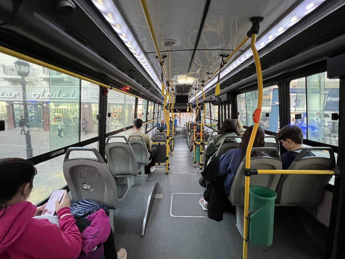 marianoantenore's tweet photo. Interior del trolebús 34 (armado sobre la planta de un ómnibus diésel). Cómodo y de buen andar. Hacen falta varios más cuanto antes para reemplazar las unidades más deterioradas. #LineaK #trolebuses https://t.co/fxmqr2ihBT