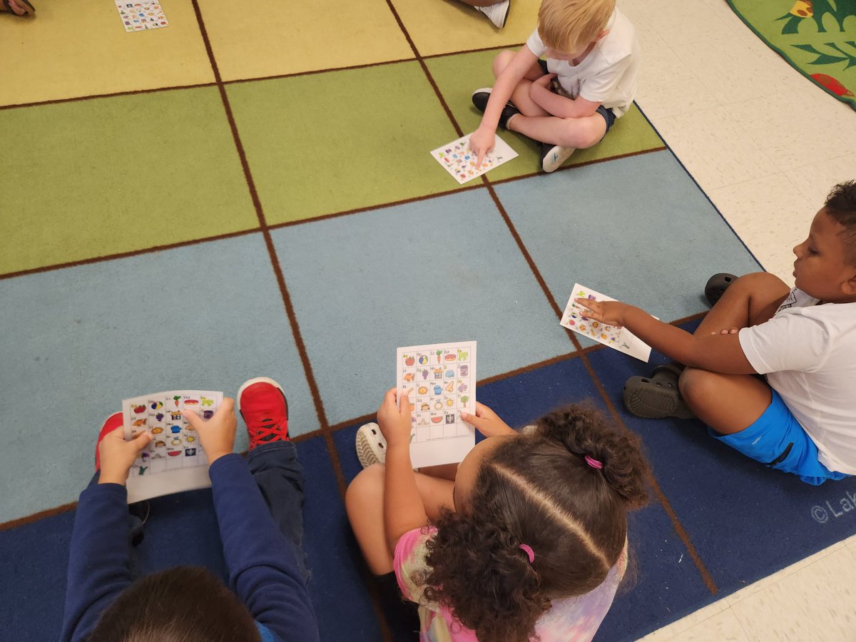 SweeneySESCoach's tweet photo. Look at all this reading happening in our Kindergarten and Kindergarten Readiness classes! #growingreaders #kinderlearning #everyonecanread @SmyrnaElem_TN @bowenKSES https://t.co/tr5yW0NDM3