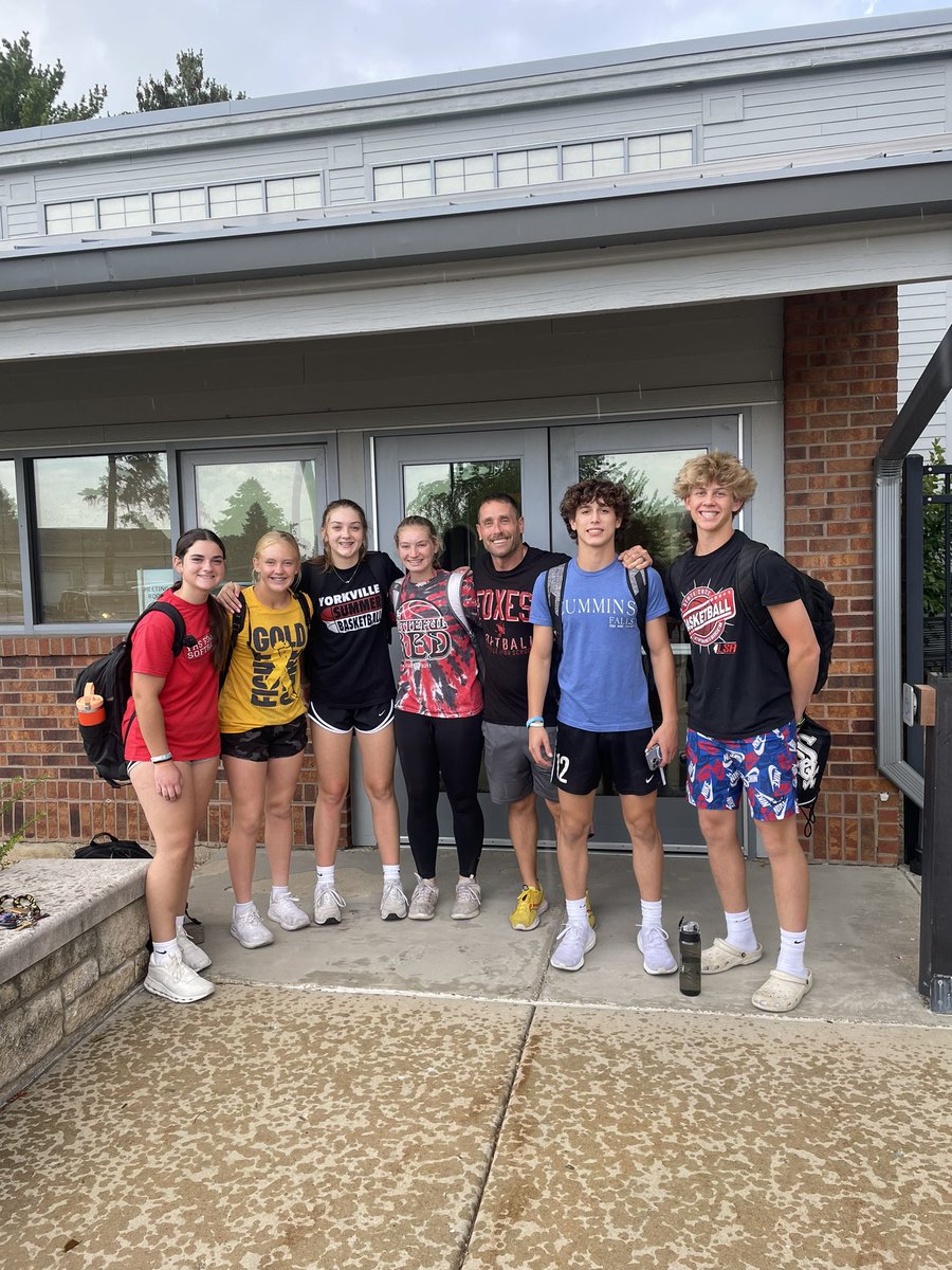 _YHSsoftball's tweet photo. And just like that we are back! Working hard in the weight room and giving back to the community! Thanks to everyone who showed up to help move used books at the library! #commit2culture @YHS_Strength @coachwensits https://t.co/rdibnnHkv0