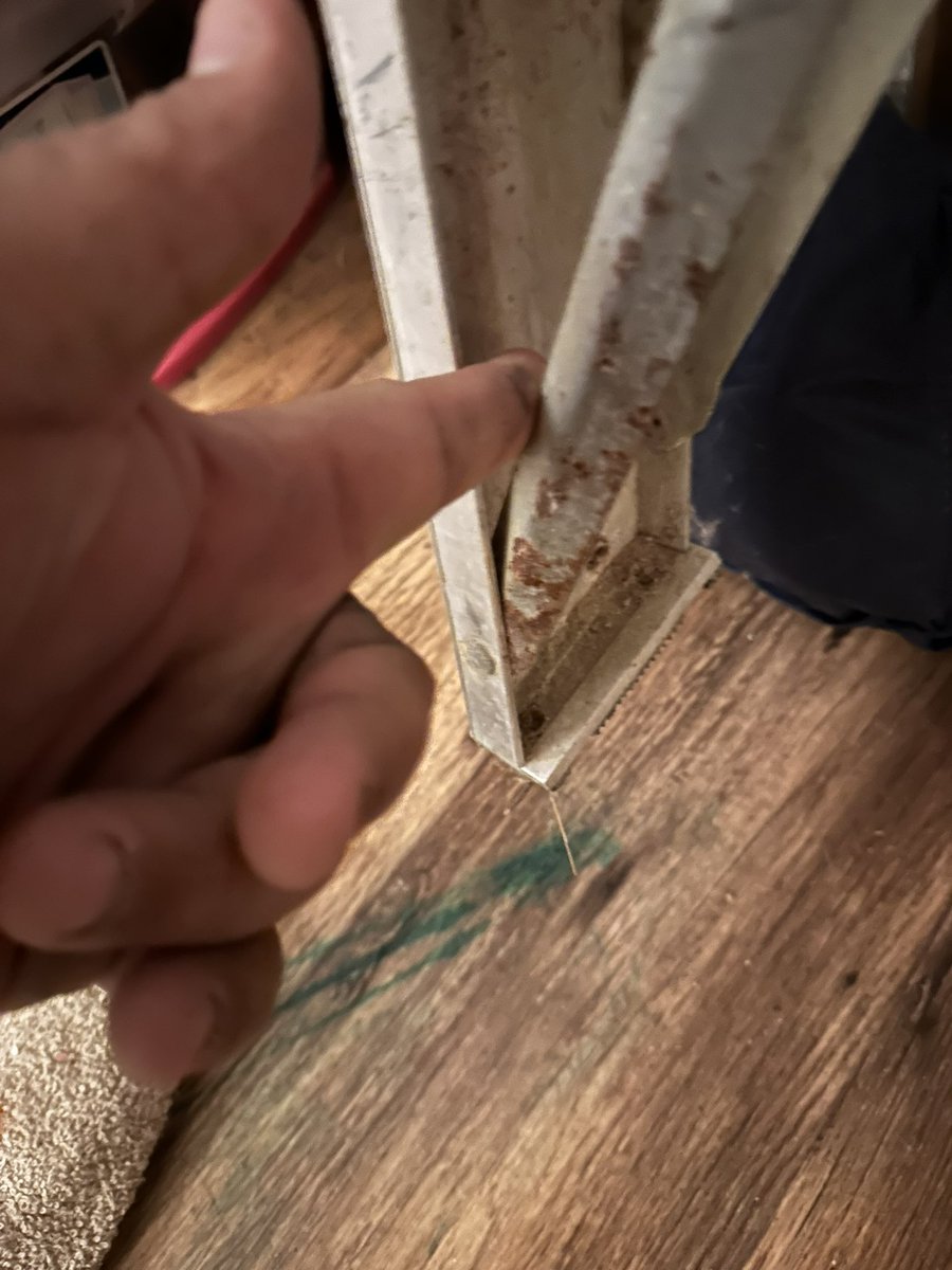 MaxTheBeeMan1's tweet photo. @LvilleLadder this is a major design flaw please get in contact with me. Recently i served my 5 toe on my left foot off, due to this major flay this is completely unsafe and was one of the most traumatic things of my life!! https://t.co/nNAhcVNWSL