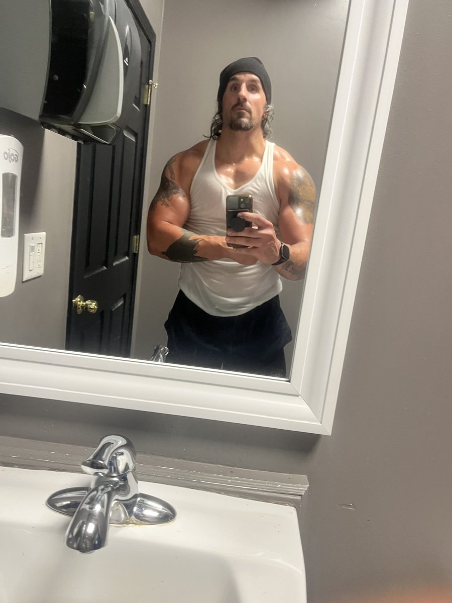 SeanTigerTime90's tweet image. Never wanted to be average after 2 shoulder Reconstruction surgeries and 1 back surgery. I am still here busting my ass get your ass in that gym!! #gymlife #ironaddict #marineveteran @PatBoyle44