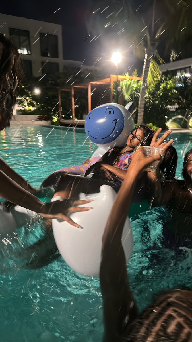 aliasbxtchh's tweet image. If Sleeping beauty was drunk in Miami 😂😍