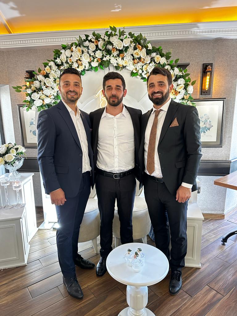 İnsanlar dizili ince bir tesbihte
İnci ne kadar değerli 
İplik o kadar ince 
Mekanın cennet olsun dayı 
<a href="/SezaiFarisoglu/">sezai farisoğlu</a>