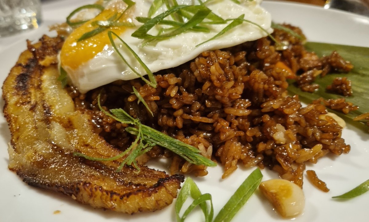 MagazineCBD's tweet photo. Fusión adictiva es la que siempre nos arrolla en @chifamadrid con su cocina vital, creativa e innovadora. Desde sus dumplings chino latinos de cerdo y empanadas de pato pekín con vegetales salteados hasta los magníficos rollitos vietnamitas de cerdo ibérico y su arroz chaufa. https://t.co/DCt9Y1Tc8L