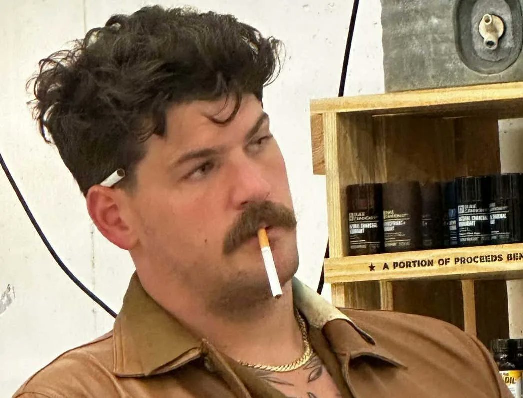 Taylor Lewan Doesn't Dress Himself (via @FranciscEllis) 

barstoolsports.com/blog/3480344/t…