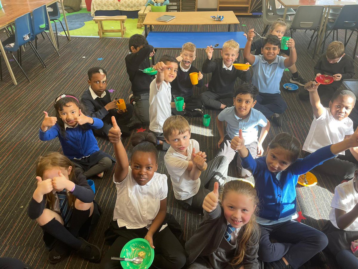OakgrovePri's tweet photo. More apple crumble with our freshly picked apples. Great team work from p3 this morning. #kidscooking #schoolbakes #littlecooks #apples #apple crumble https://t.co/UfpwZEGZHc
