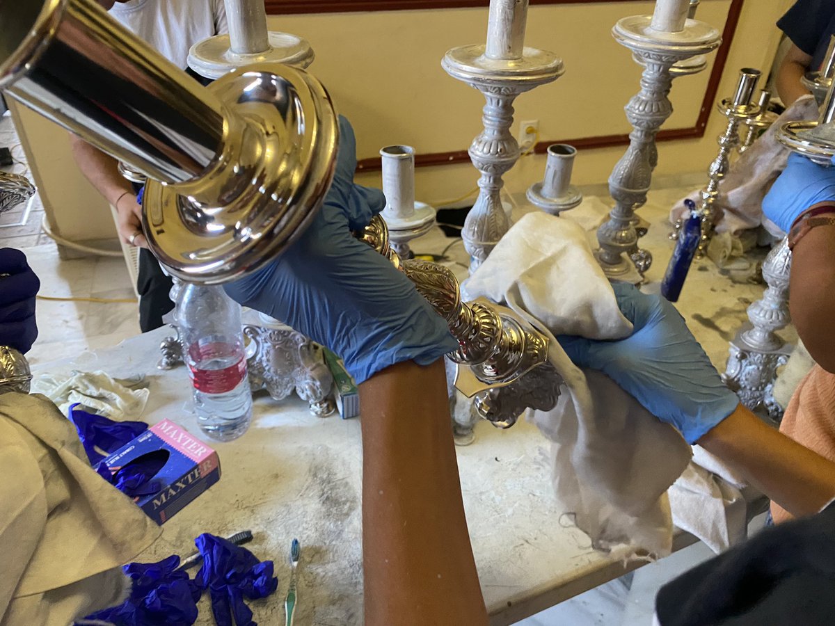 GRUPO JOVEN || Los jóvenes de nuestra Hermandad se afanan en las tareas previas a la salida extraordinaria de Nuestra Señora del Amparo y Esperanza que, Dios mediante, procesionará por las calles de nuestro vecindario el próximo 7 de octubre.

¡Todo es poco para nuestra Madre!