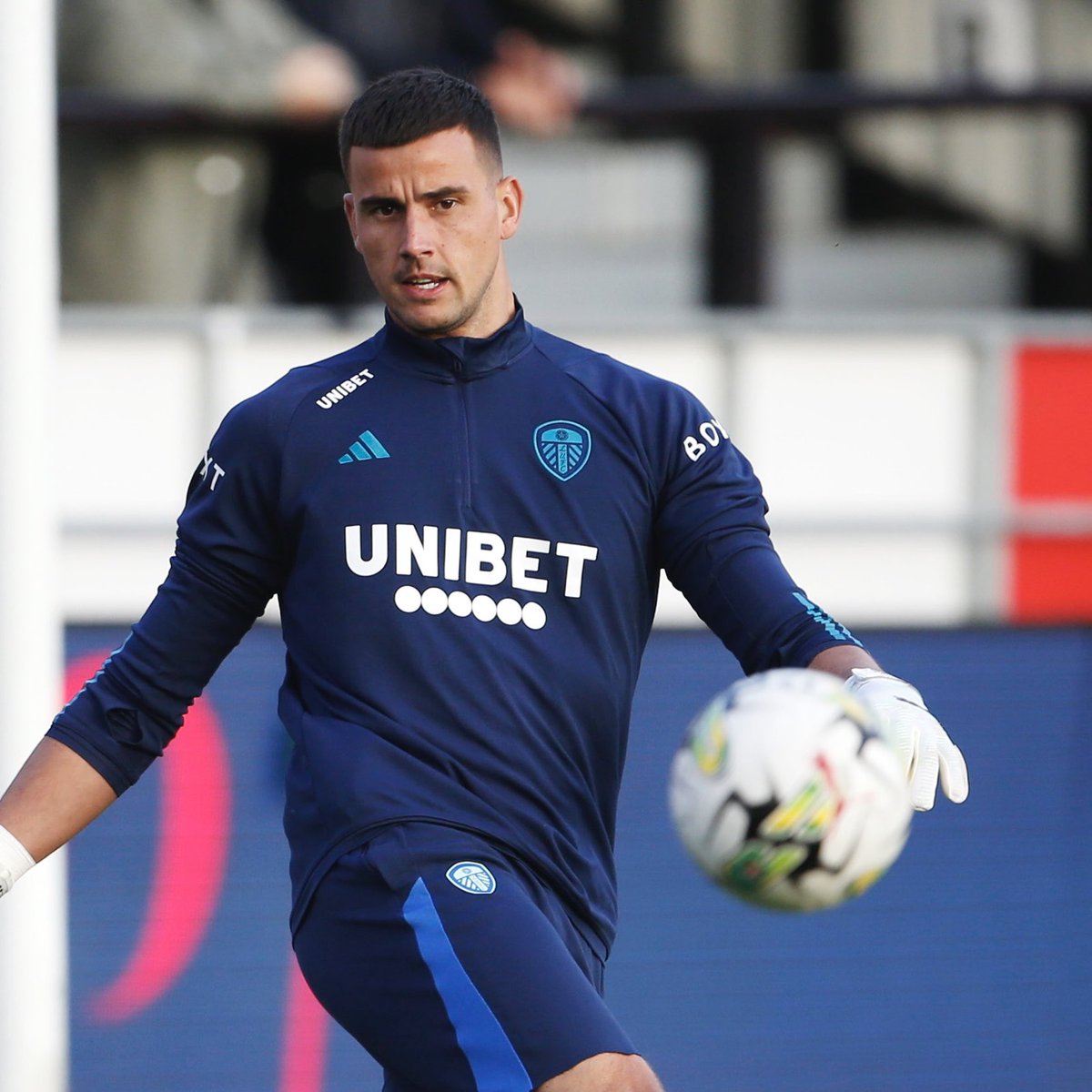 LUFC's tweet photo. 🧤 @KarlDarlow https://t.co/FJXwYdroTU