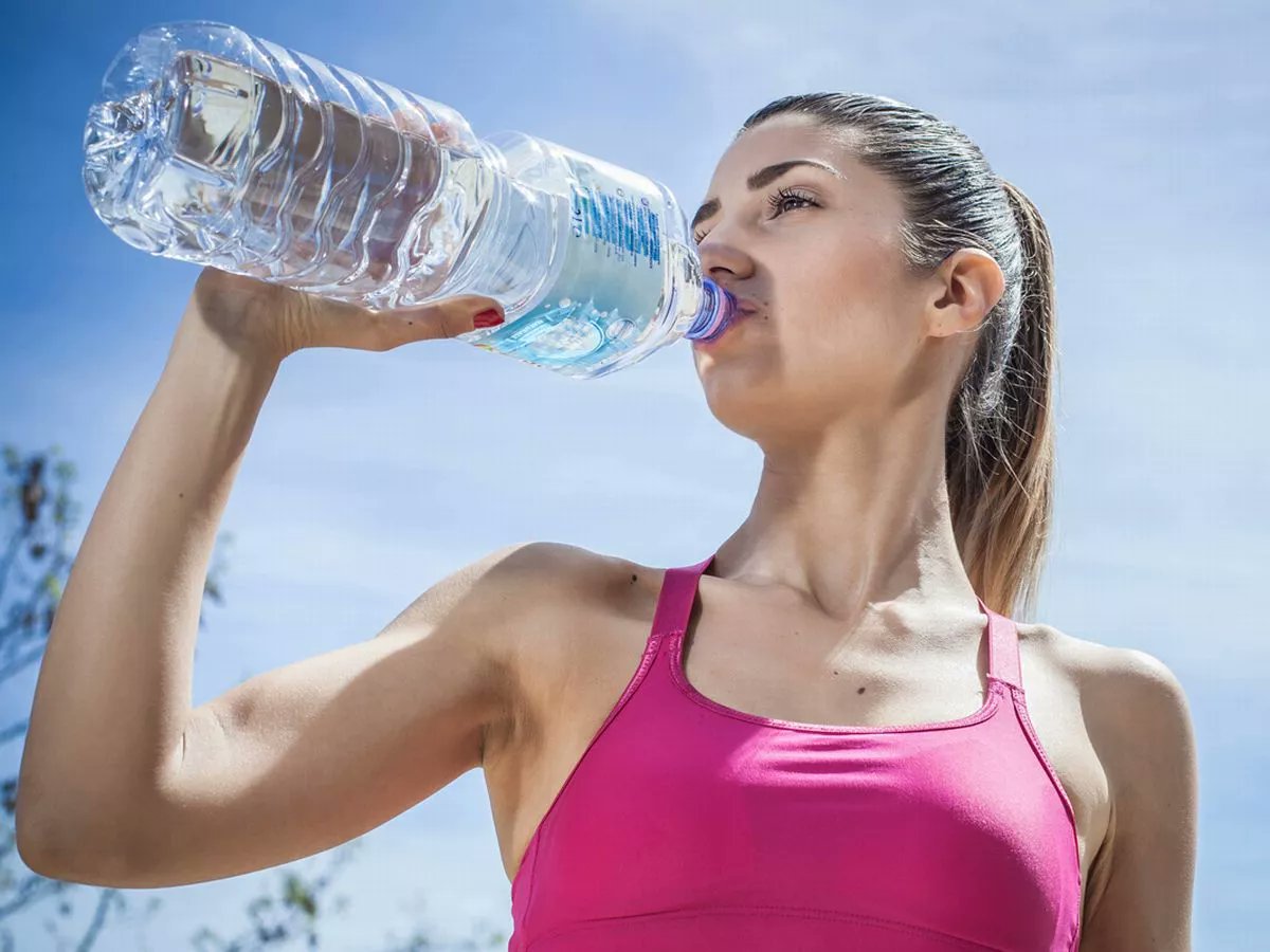 omorinmade's tweet photo. Drinking water is like washing out your insides. The water will cleanse the system, fill you up, decrease your caloric load and improve the function of all your tissues.

Kevin R. Stone

#WHO #HealthTips  #waterisessential #GuinnessBBNMatchday #xweek  #tuesdayvibe #snapchat https://t.co/qK7U5eMP71