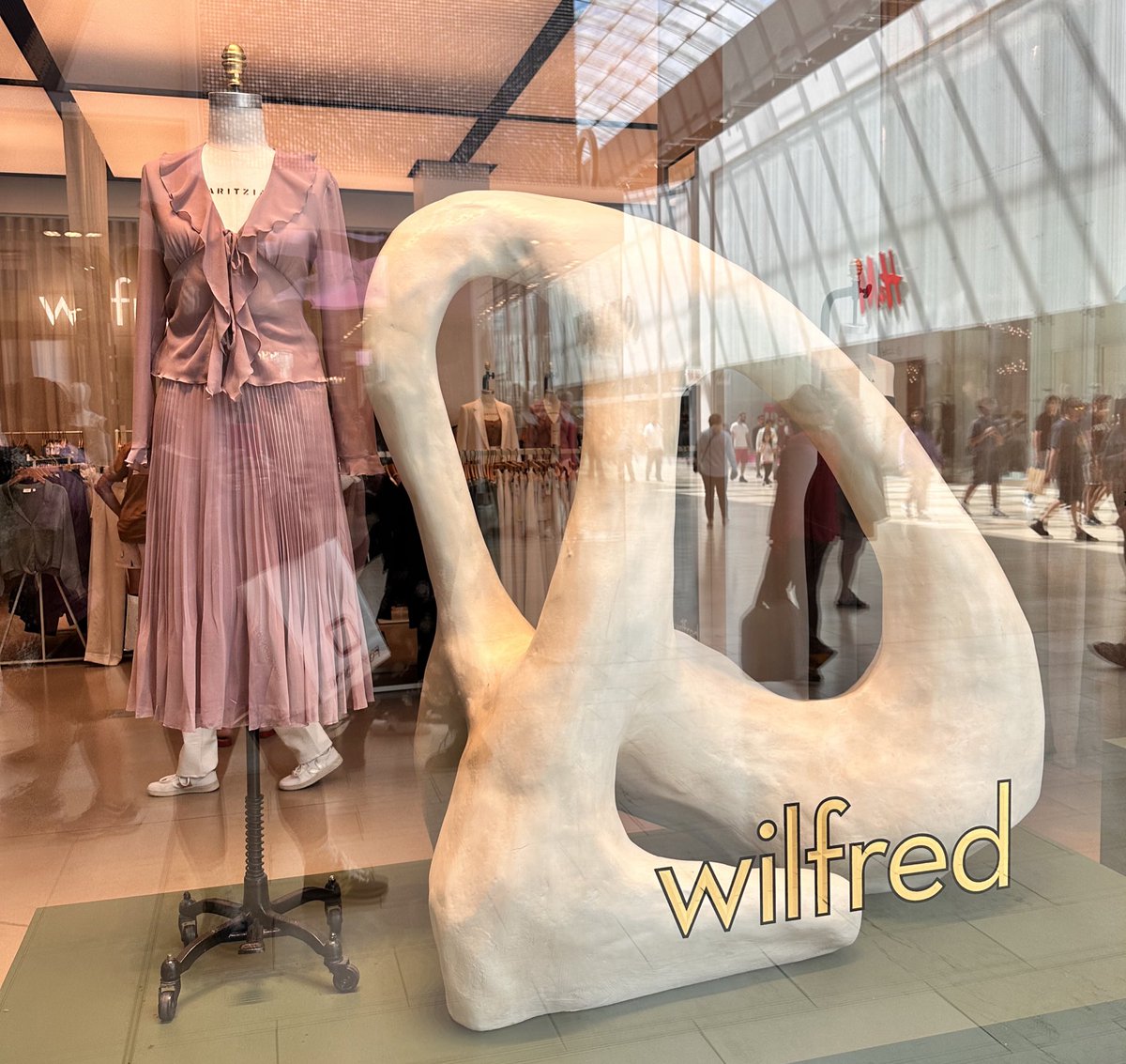 RaisingArtists's tweet image. I feel like the @ARITZIA + Wilfred might have borrowed some inspiration from Henry Moore’s plaster and bronze maquettes. 🗿 As an #ArtEducator it makes me so happy to see that art is everywhere we look 👀 ❤️ || @YorkdaleStyle @agotoronto @Tate